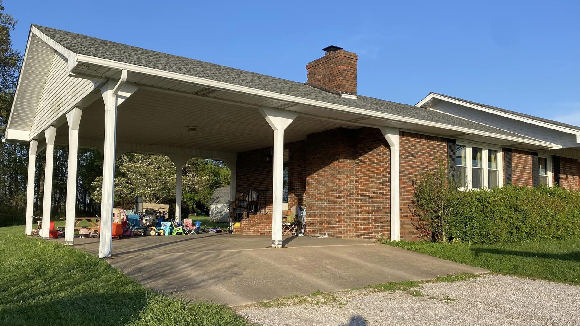 White seamless gutters along the roofline of a brick ranch home near Bowling Green, KY