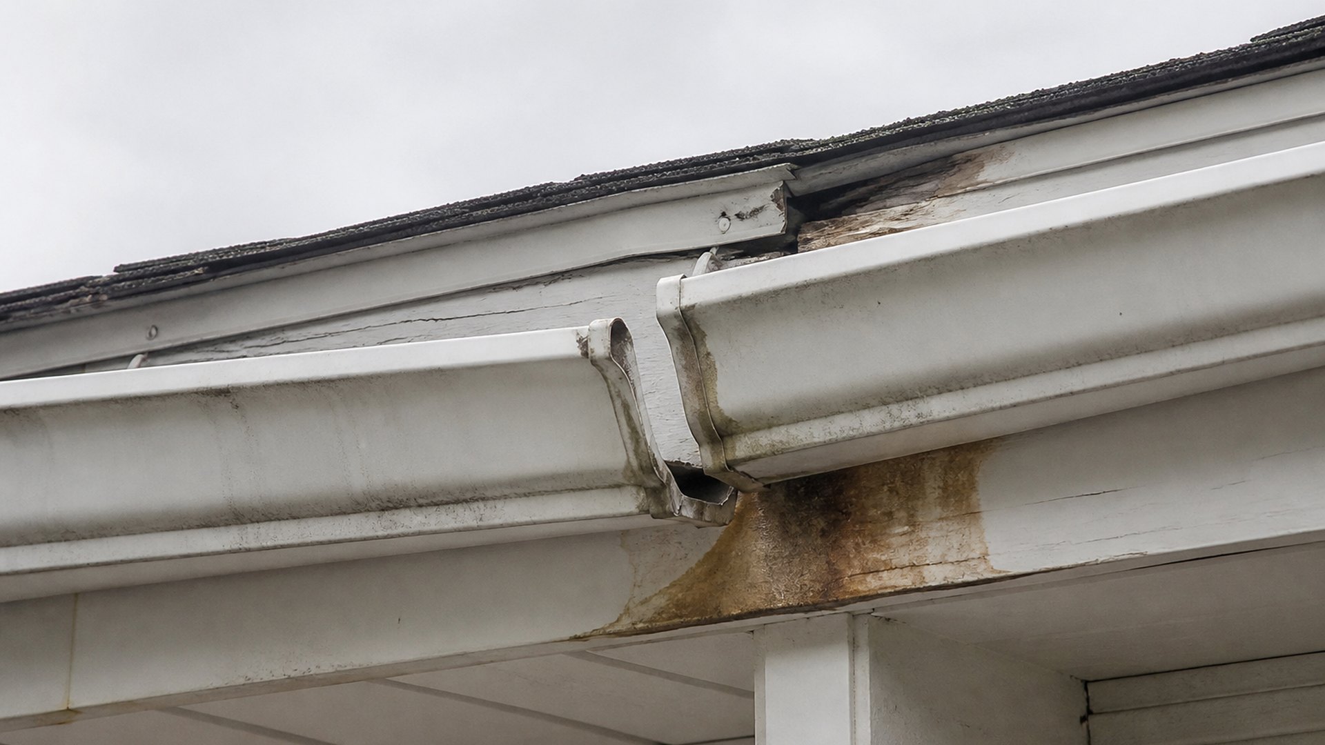 Old aluminum gutter pulling away from the fascia board of a Kentucky home